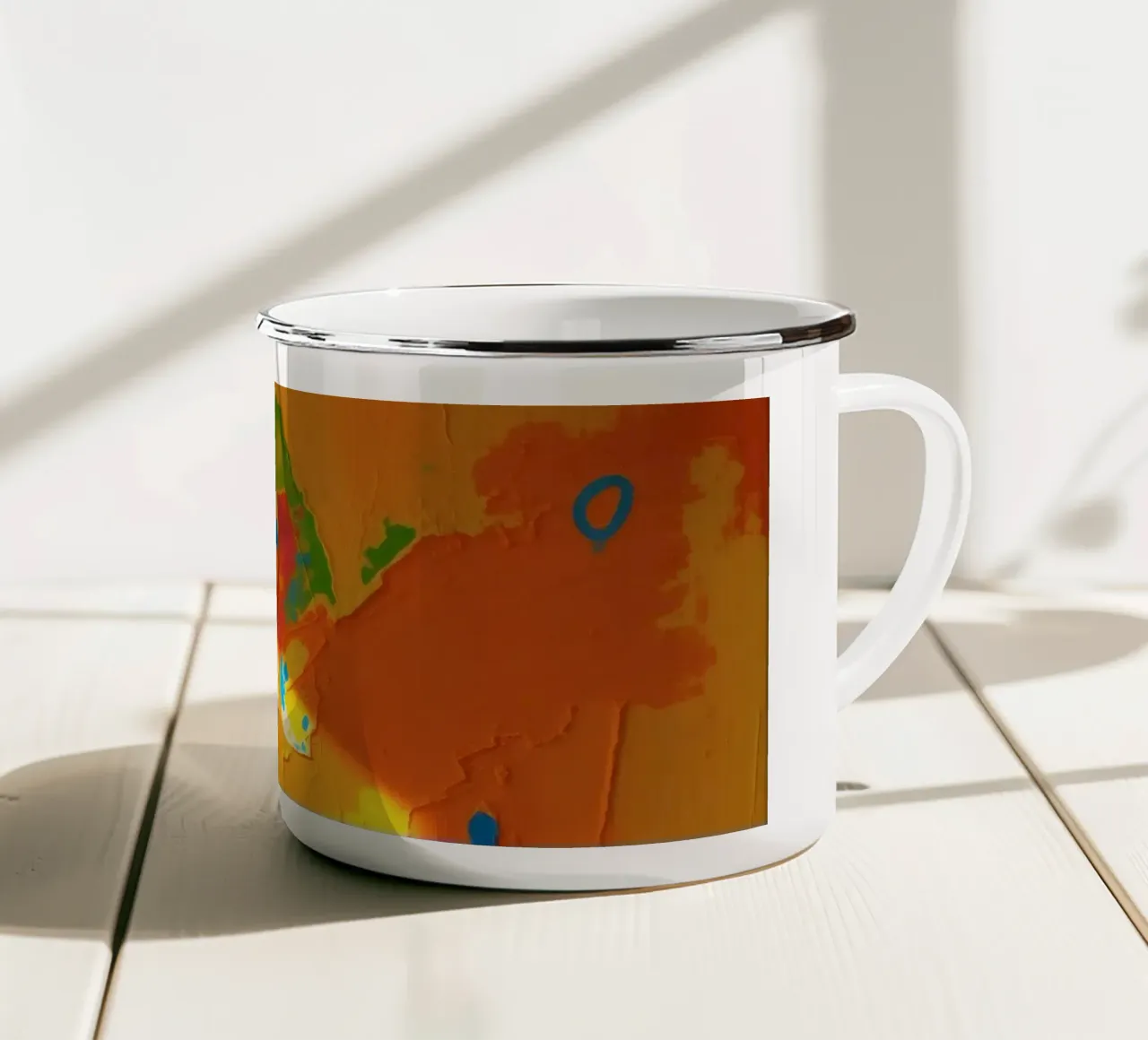Un audace dipinto astratto con colori vivaci in un'atmosfera dinamica. tazza in smalto da DesignDoodle