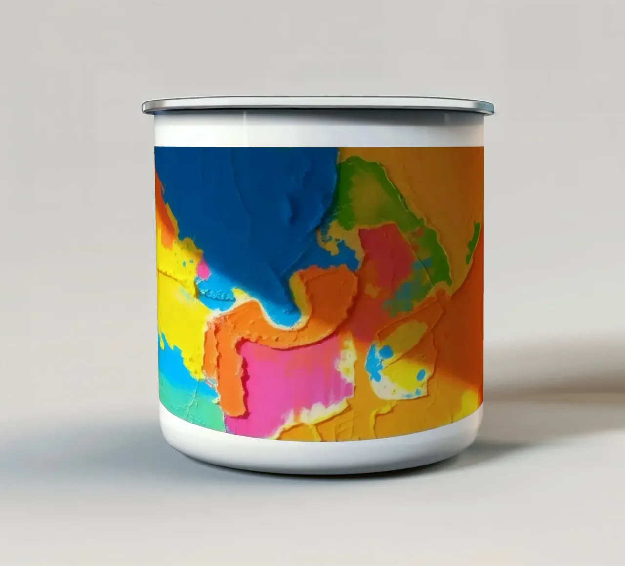 Un audace dipinto astratto con colori vivaci in un'atmosfera dinamica. tazza in smalto da DesignDoodle
