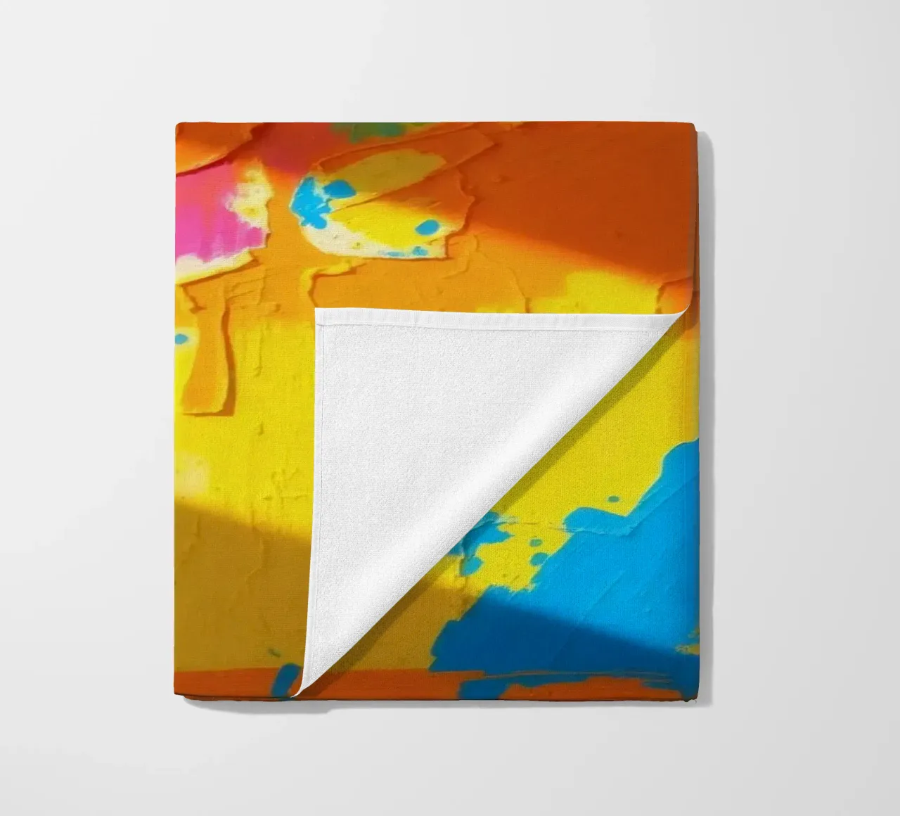 Un audace dipinto astratto con colori vivaci in un'atmosfera dinamica. telo mare da DesignDoodle
