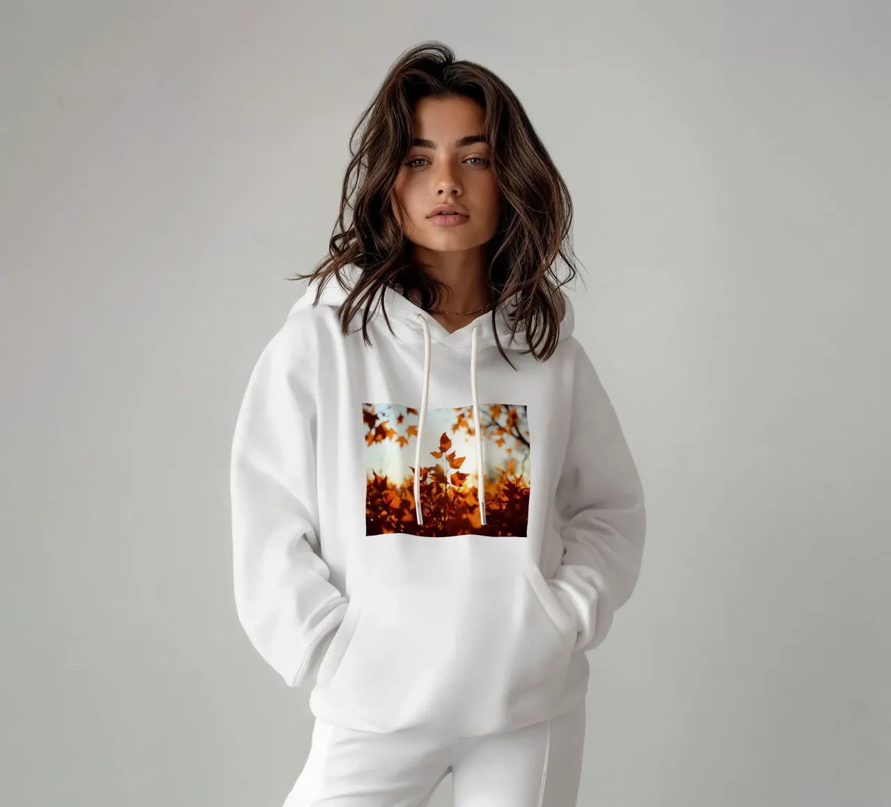 Foglie d'autunno illuminate dalla luce del sole in un ambiente tranquillo. felpa con cappuccio da DesignDoodle