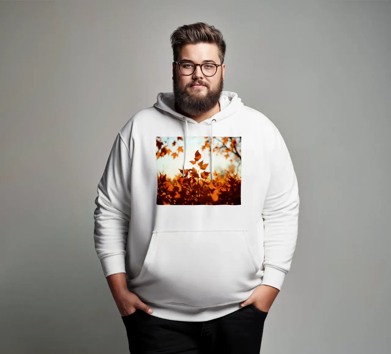 Foglie d'autunno illuminate dalla luce del sole in un ambiente tranquillo. felpa con cappuccio da DesignDoodle