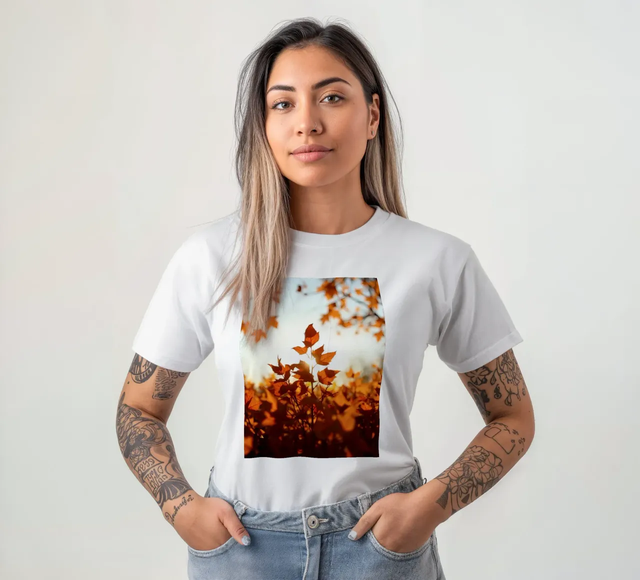 Foglie d'autunno illuminate dalla luce del sole in un ambiente tranquillo. t-shirt da DesignDoodle