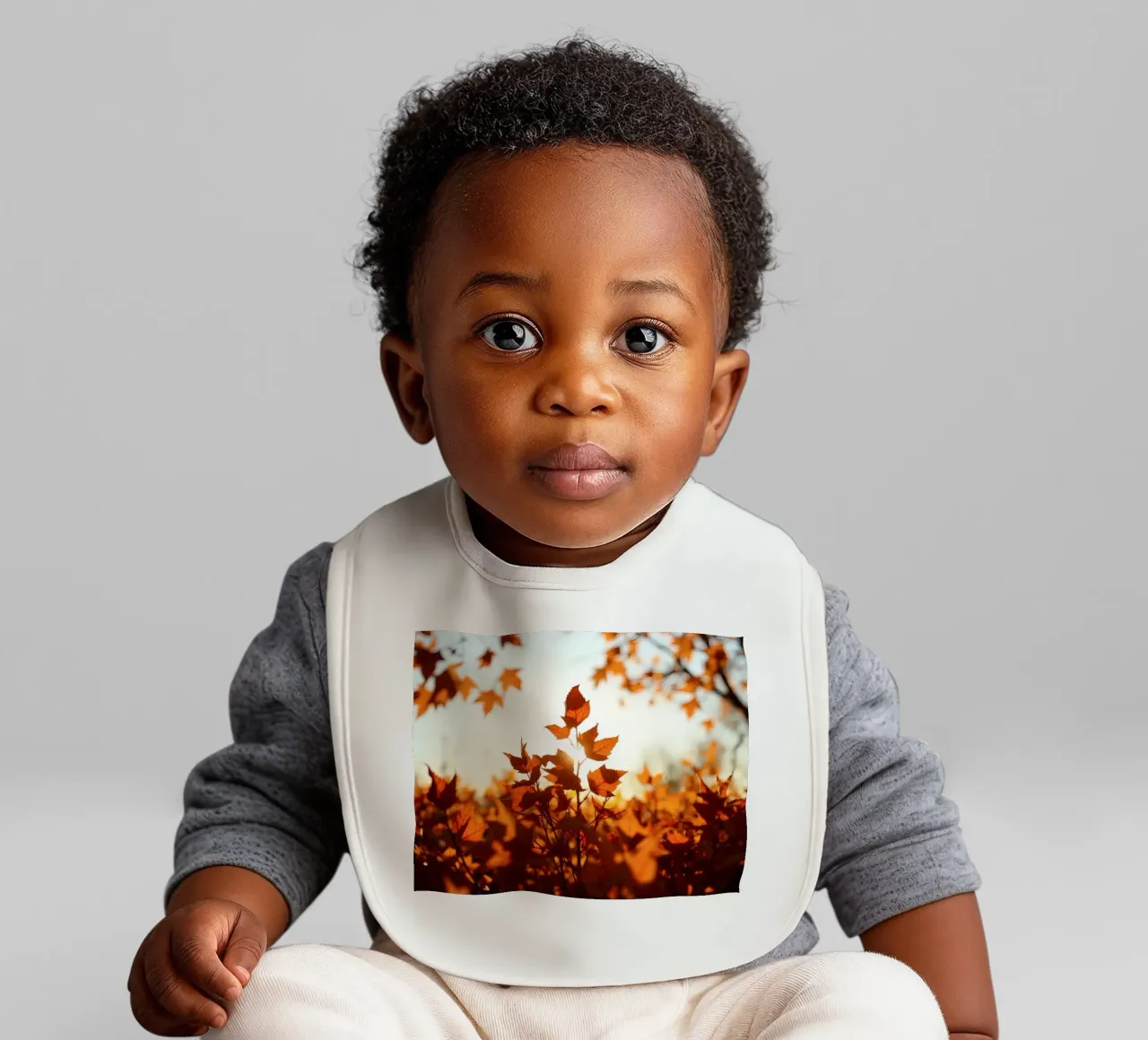 Foglie d'autunno illuminate dalla luce del sole in un ambiente tranquillo. bavaglino da DesignDoodle