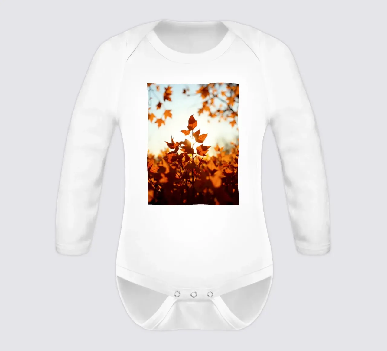 Foglie d'autunno illuminate dalla luce del sole in un ambiente tranquillo. body neonato maniche lunghe da DesignDoodle