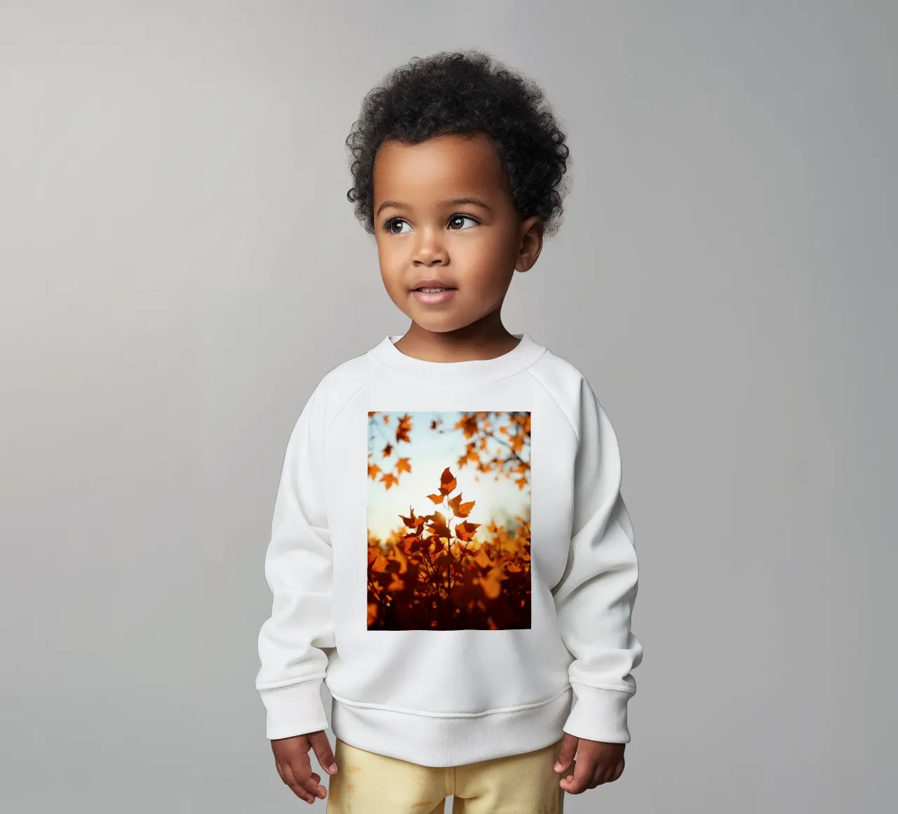 Foglie d'autunno illuminate dalla luce del sole in un ambiente tranquillo. felpa neonato da DesignDoodle