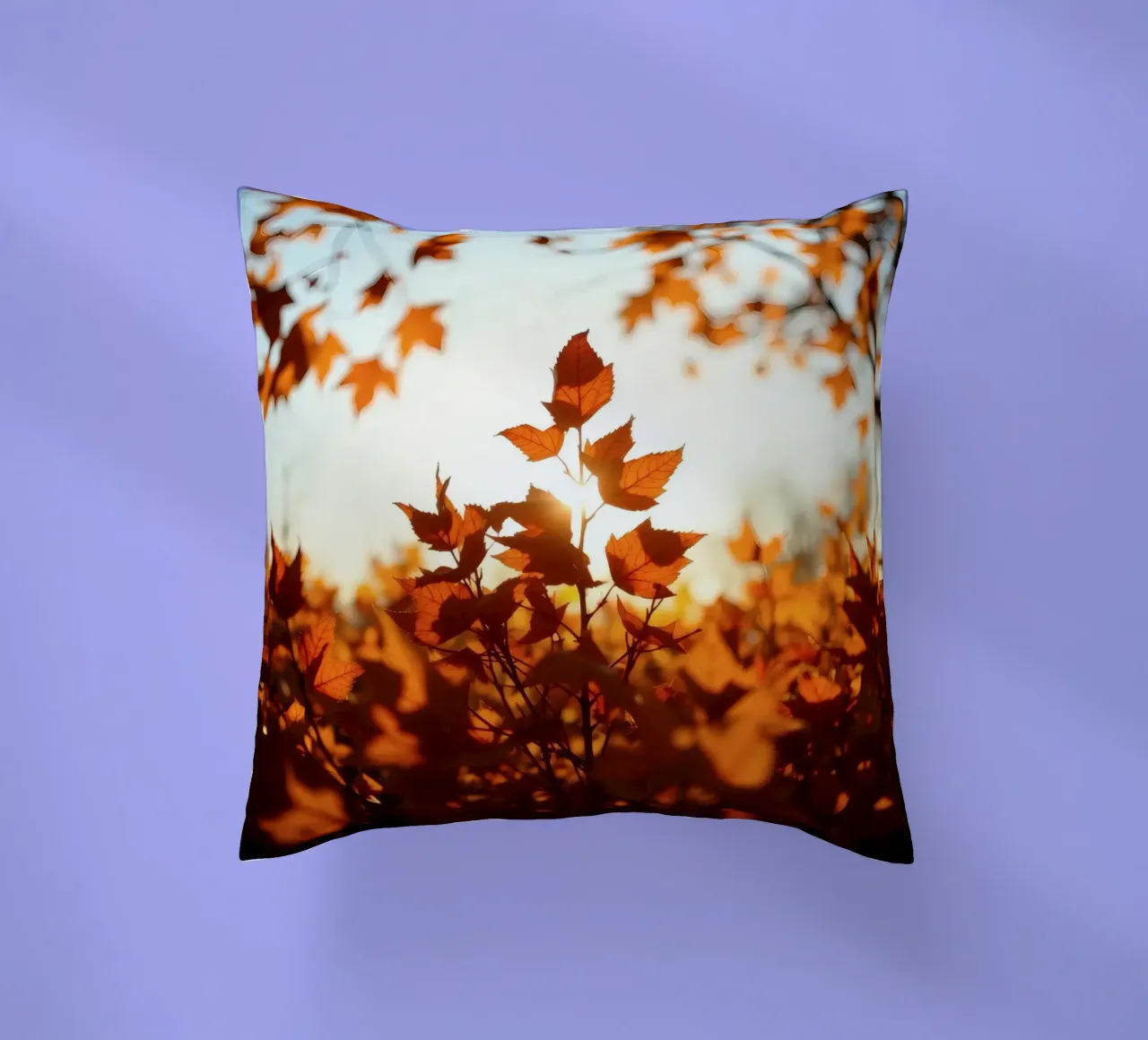 Foglie d'autunno illuminate dalla luce del sole in un ambiente tranquillo. cuscino da DesignDoodle