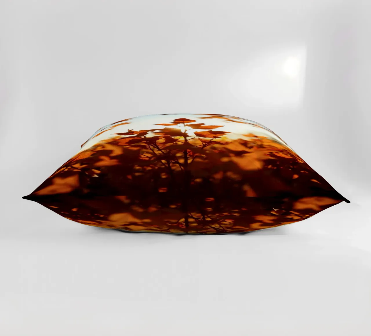 Foglie d'autunno illuminate dalla luce del sole in un ambiente tranquillo. cuscino da DesignDoodle