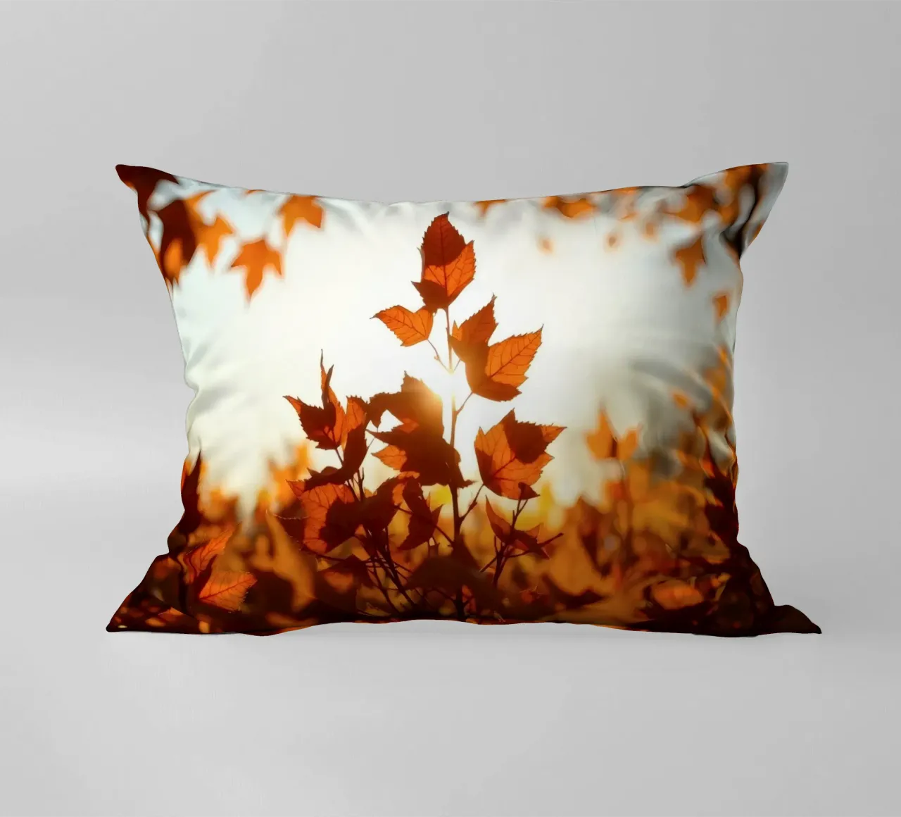 Foglie d'autunno illuminate dalla luce del sole in un ambiente tranquillo. cuscino da DesignDoodle