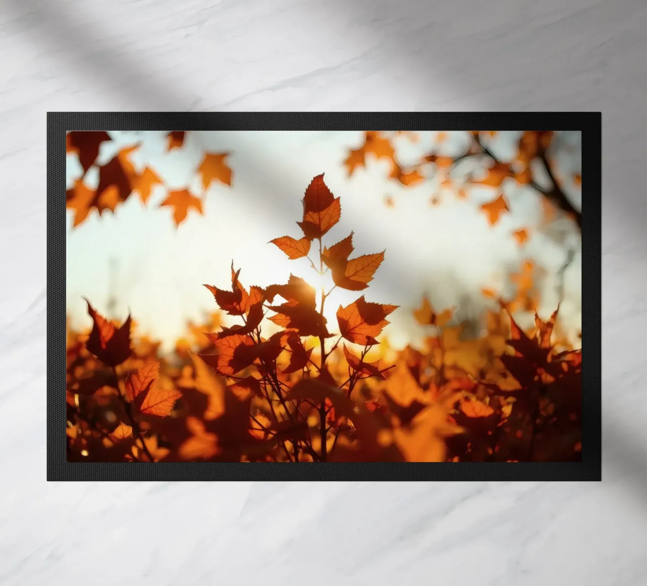 Foglie d'autunno illuminate dalla luce del sole in un ambiente tranquillo. zerbino da DesignDoodle