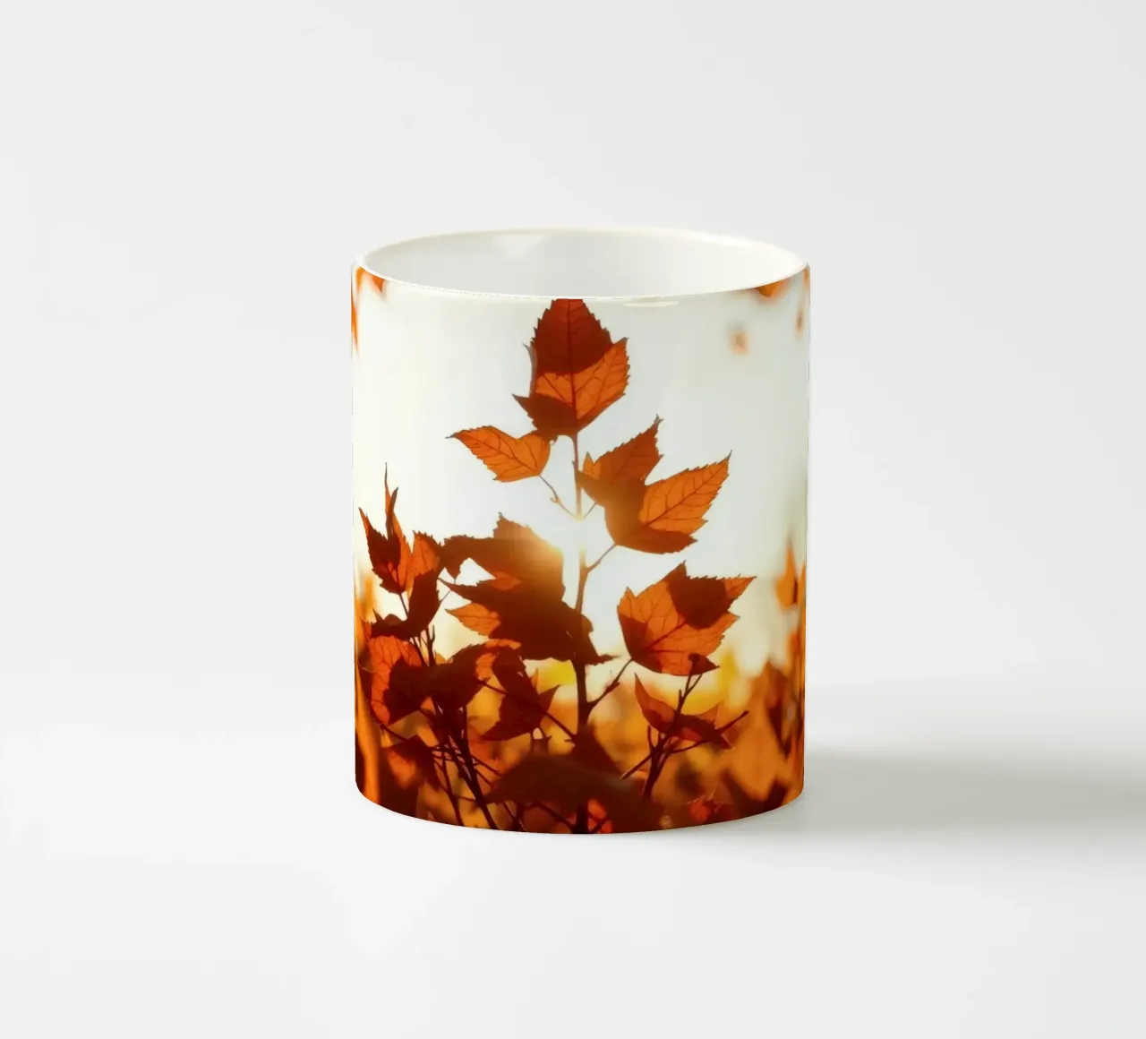 Foglie d'autunno illuminate dalla luce del sole in un ambiente tranquillo. tazza in ceramica da DesignDoodle
