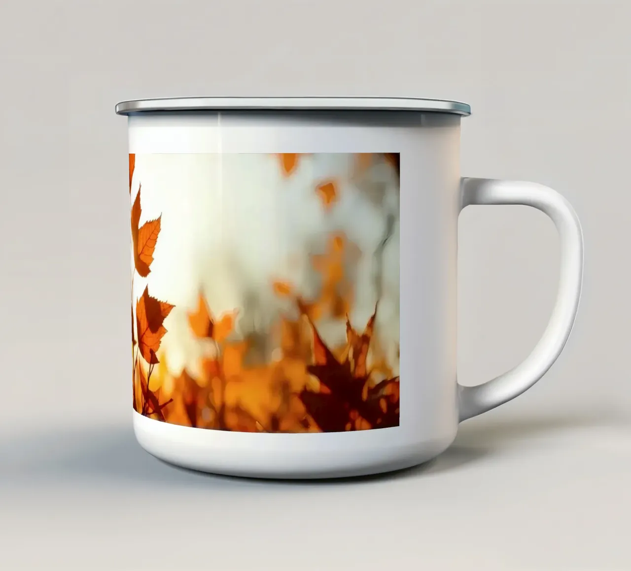 Foglie d'autunno illuminate dalla luce del sole in un ambiente tranquillo. tazza in smalto da DesignDoodle