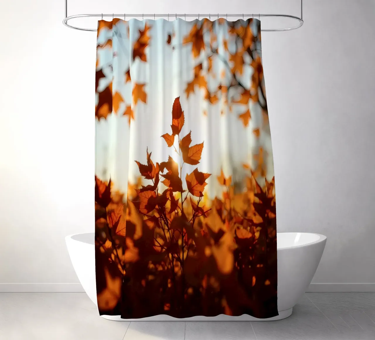 Foglie d'autunno illuminate dalla luce del sole in un ambiente tranquillo. tenda da doccia da DesignDoodle