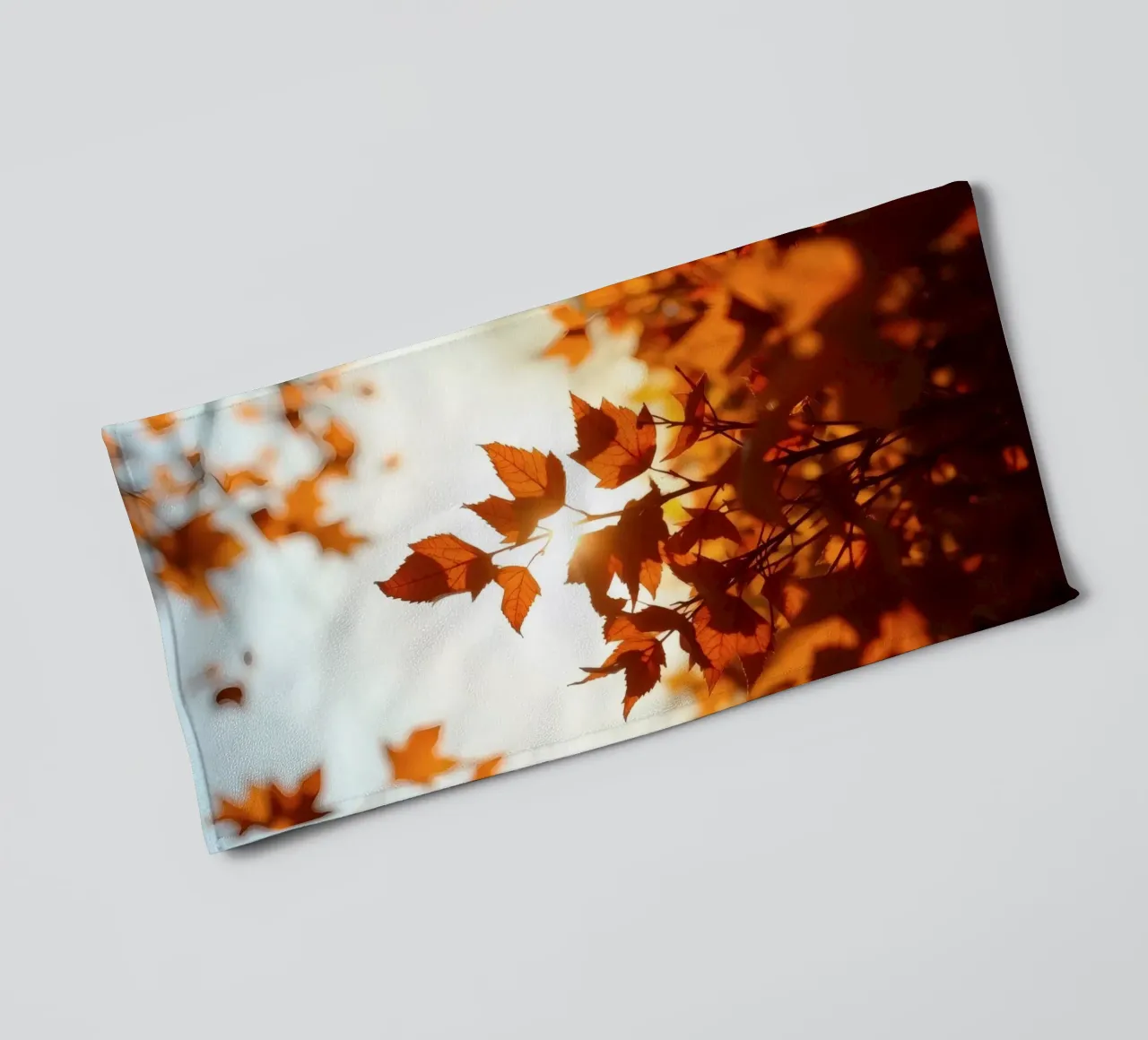 Foglie d'autunno illuminate dalla luce del sole in un ambiente tranquillo. asciugamano da bagno da DesignDoodle