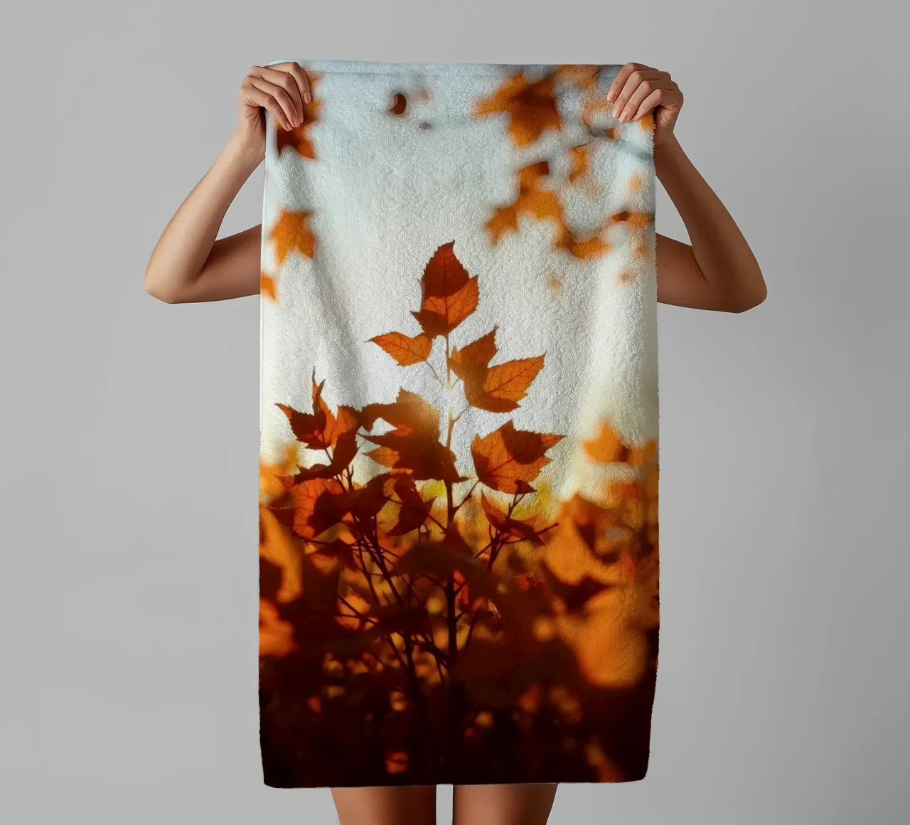 Foglie d'autunno illuminate dalla luce del sole in un ambiente tranquillo. asciugamano da bagno da DesignDoodle