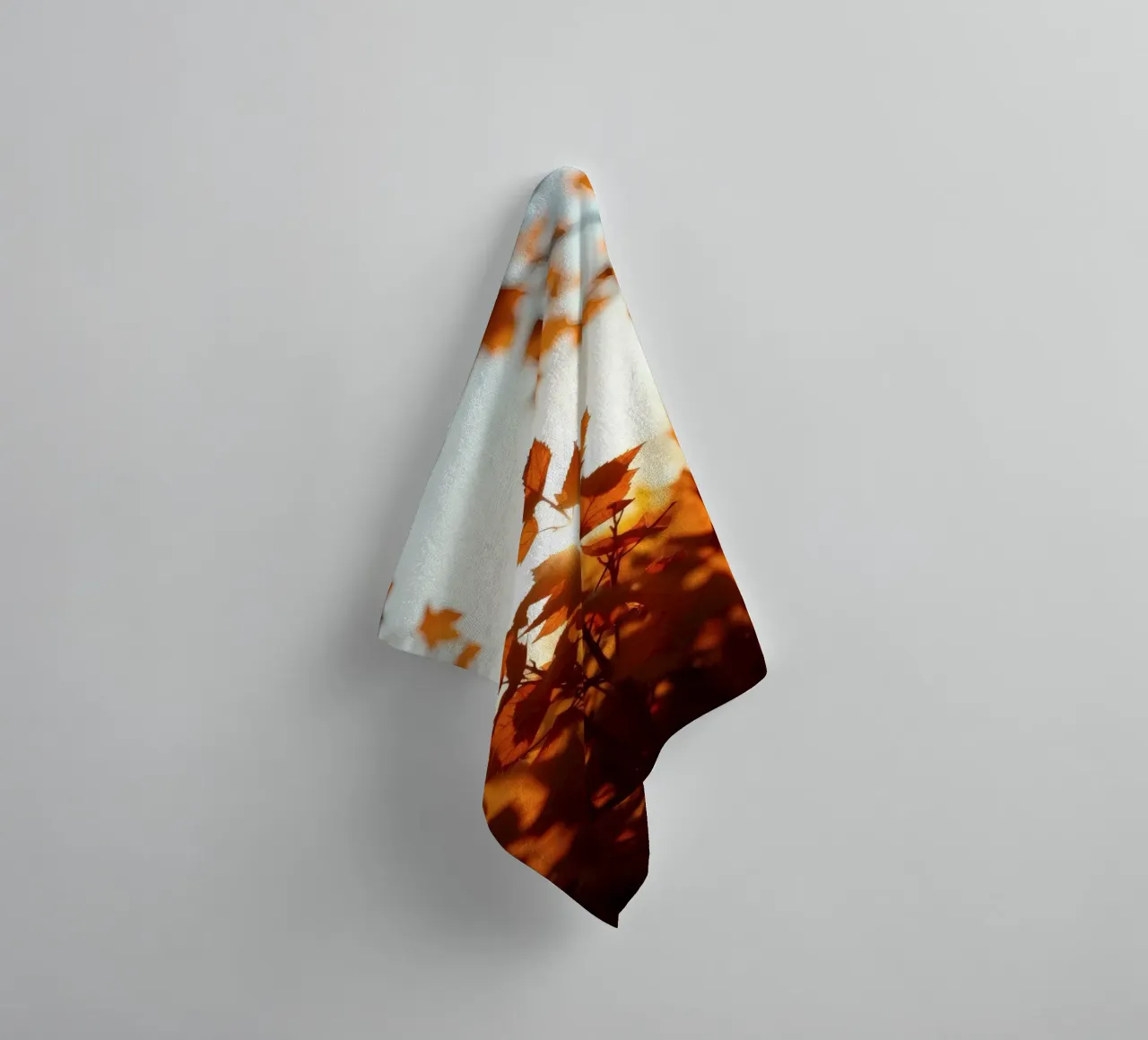 Foglie d'autunno illuminate dalla luce del sole in un ambiente tranquillo. asciugamano da bagno da DesignDoodle