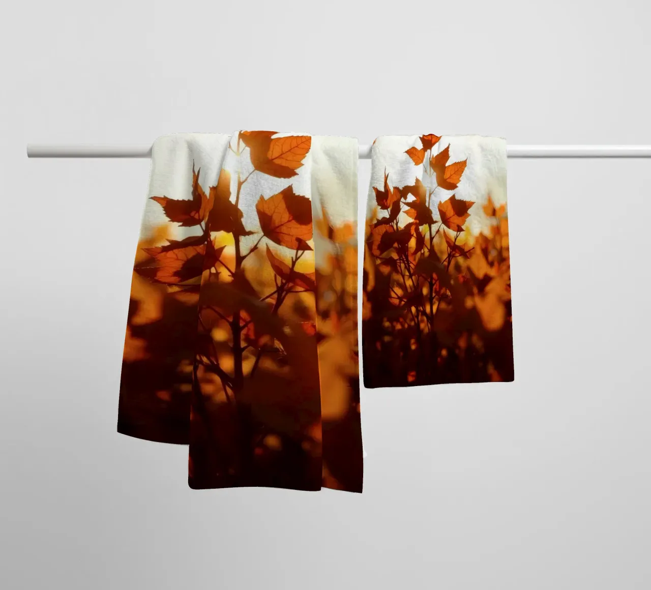 Foglie d'autunno illuminate dalla luce del sole in un ambiente tranquillo. asciugamano da bagno da DesignDoodle