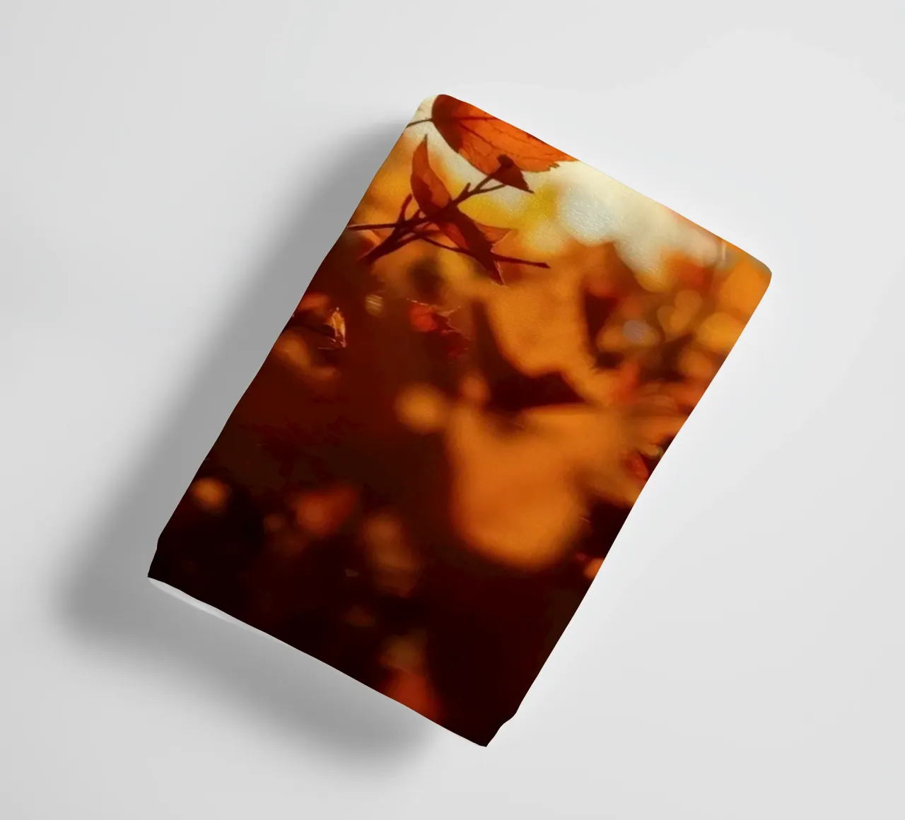 Foglie d'autunno illuminate dalla luce del sole in un ambiente tranquillo. asciugamano da bagno da DesignDoodle