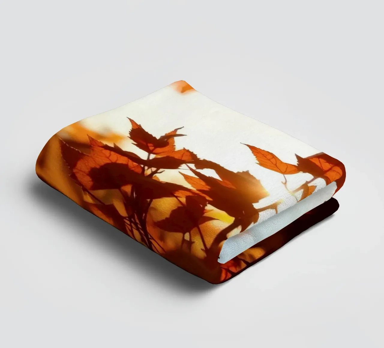 Foglie d'autunno illuminate dalla luce del sole in un ambiente tranquillo. asciugamano da bagno da DesignDoodle