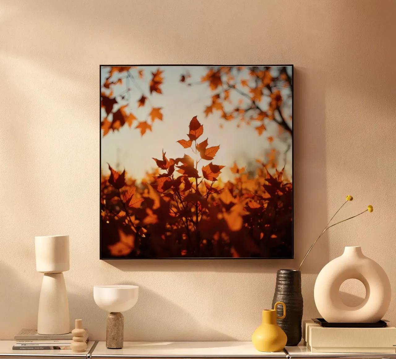 Foglie d'autunno illuminate dalla luce del sole in un ambiente tranquillo. alluminio dibond da DesignDoodle