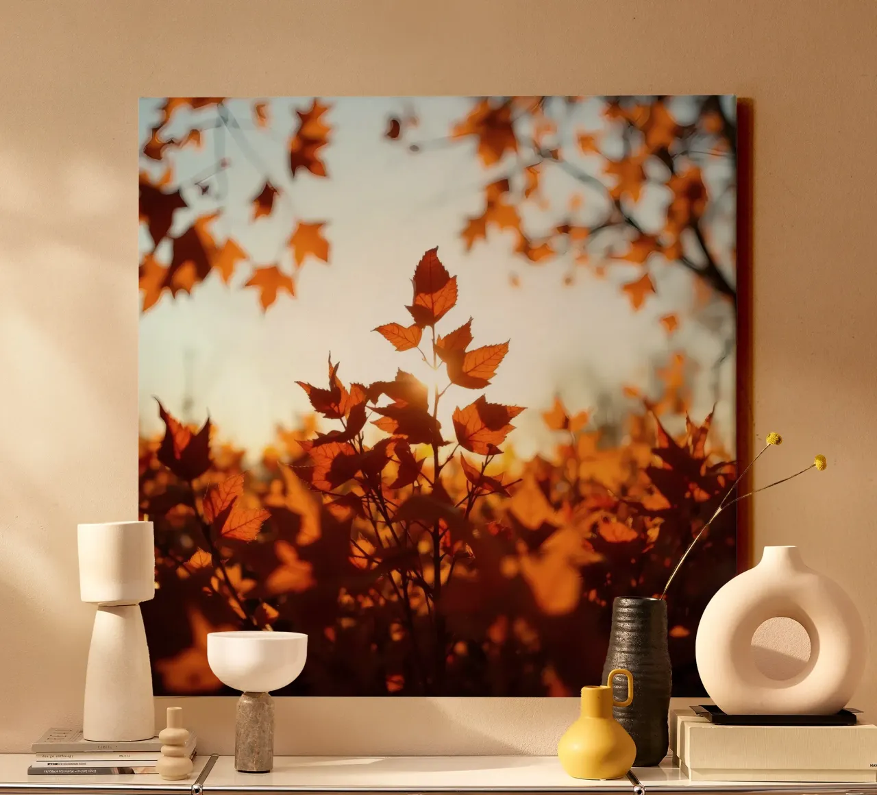 Foglie d'autunno illuminate dalla luce del sole in un ambiente tranquillo. tela da DesignDoodle