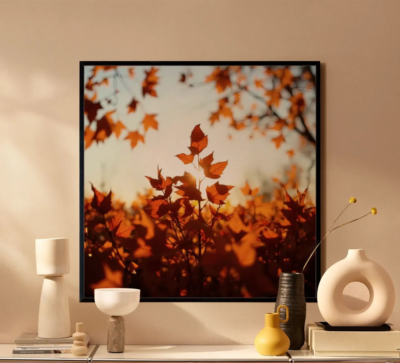 Foglie d'autunno illuminate dalla luce del sole in un ambiente tranquillo. carta hahnemühle da DesignDoodle