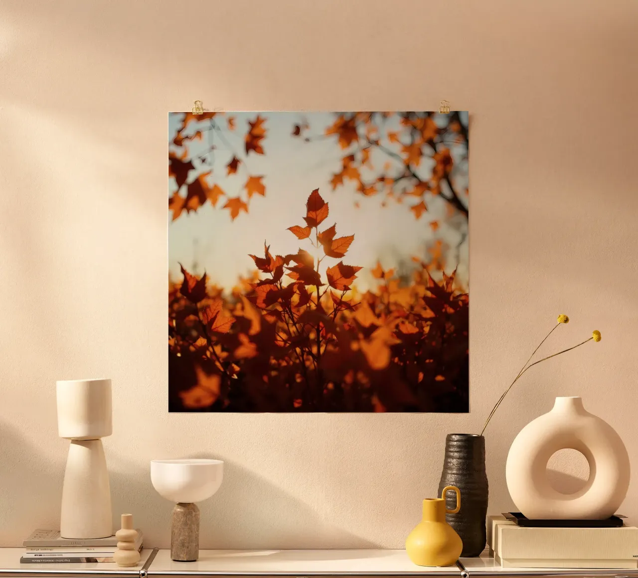 Foglie d'autunno illuminate dalla luce del sole in un ambiente tranquillo. carta hahnemühle da DesignDoodle