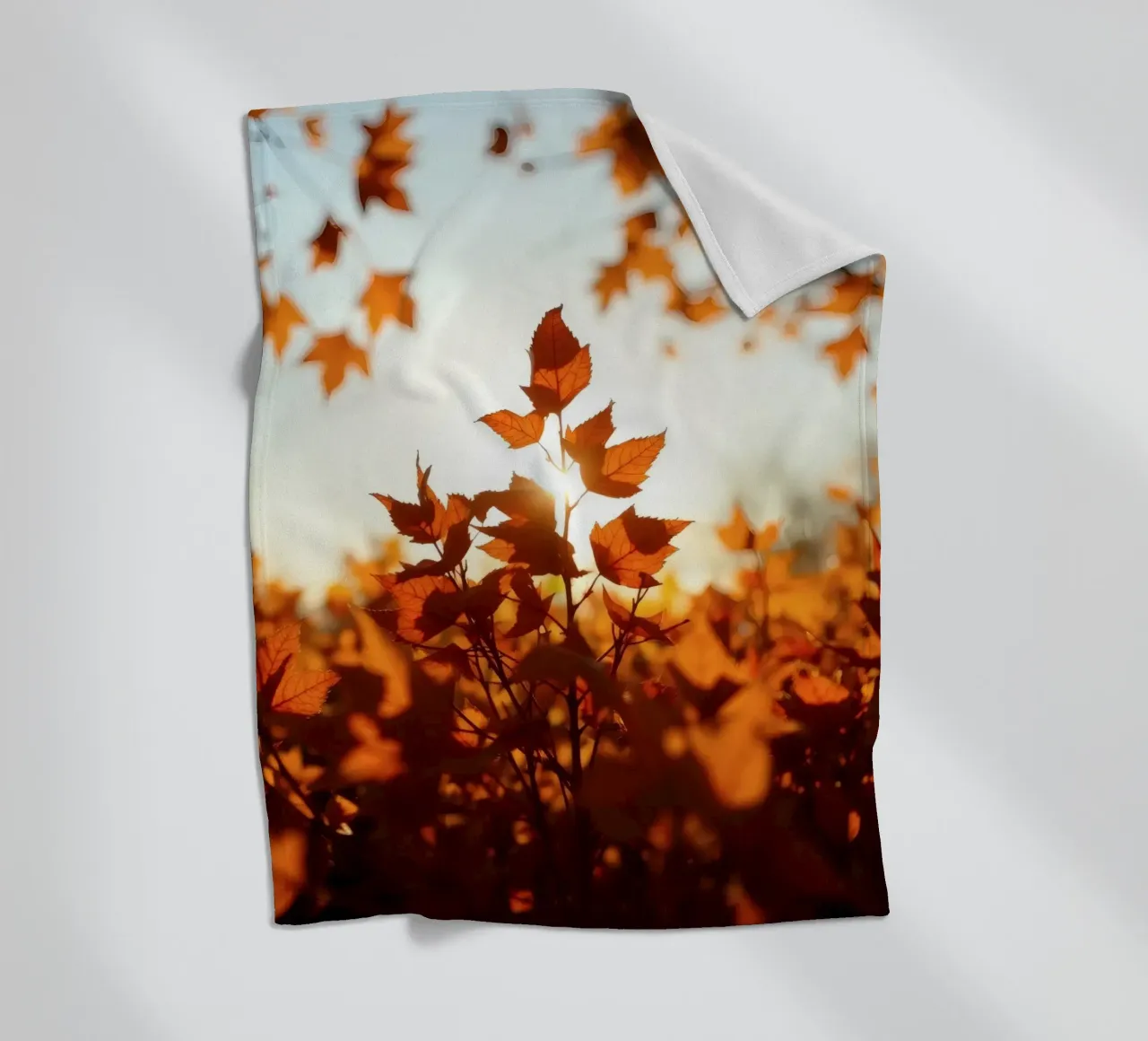 Foglie d'autunno illuminate dalla luce del sole in un ambiente tranquillo. coperta in pile da DesignDoodle