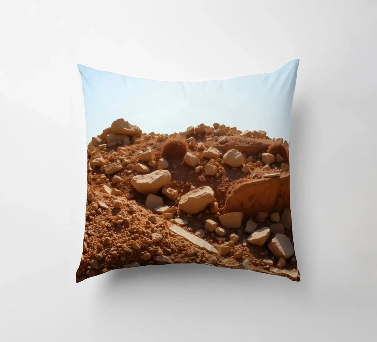 Paesaggio desertico con terreno roccioso sotto un cielo terso cuscino da DesignDoodle