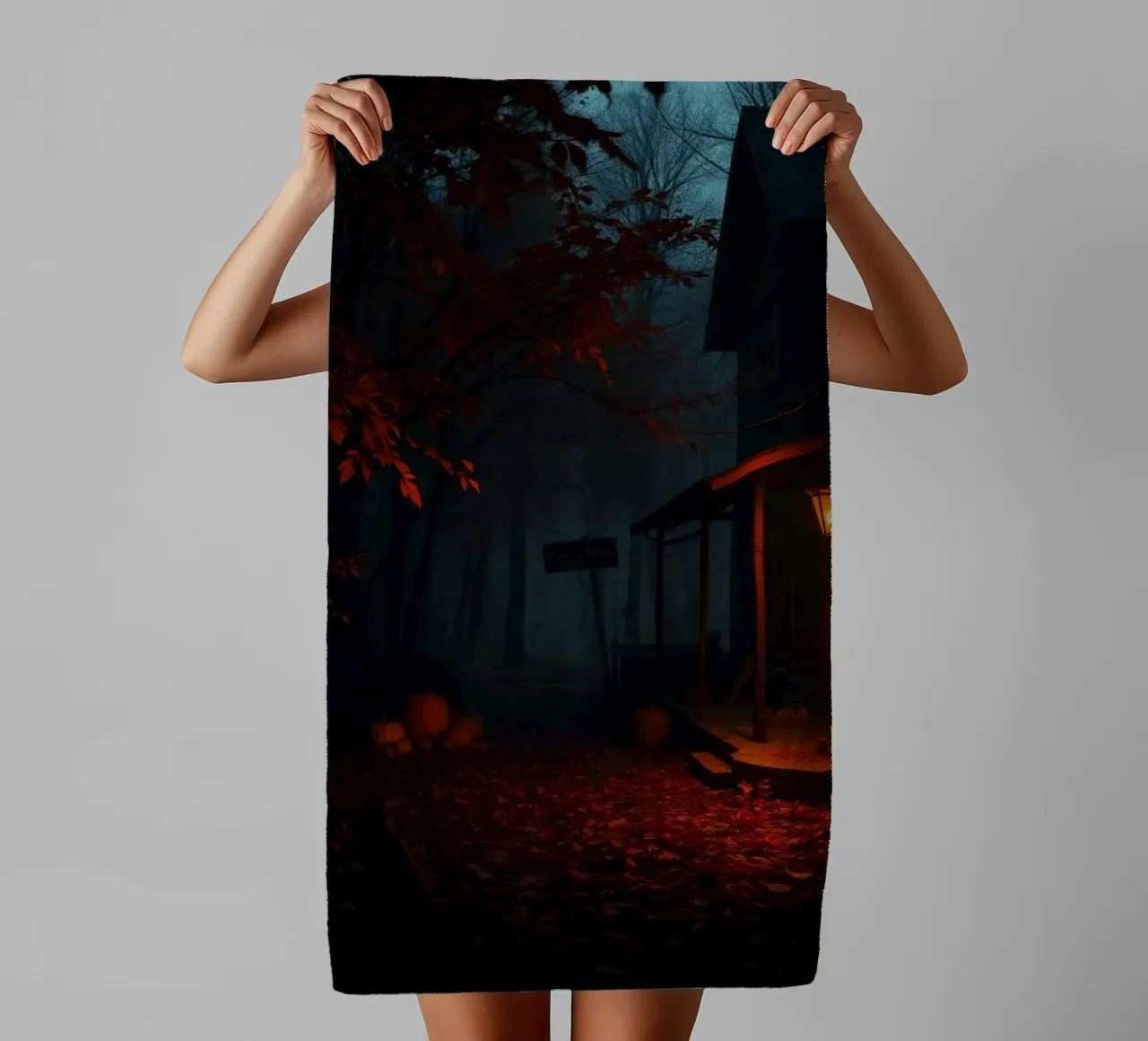 serata in una vecchia baita circondata da nebbia e foglie d'autunno asciugamano da bagno da DesignDoodle