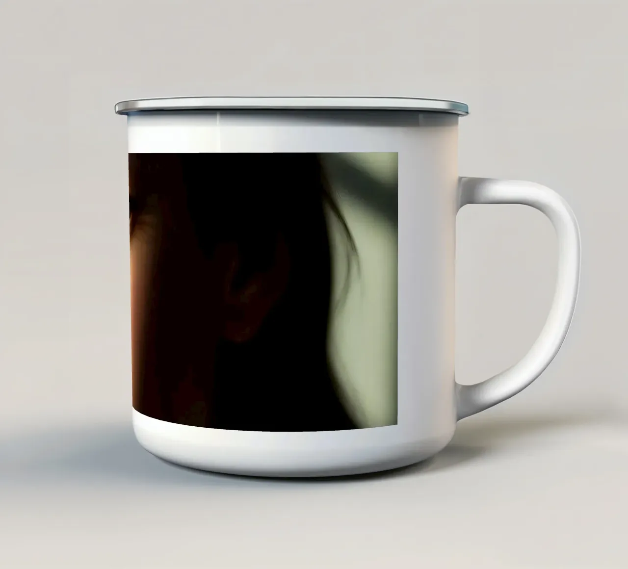 Giovane donna con bellezza naturale e luce soffusa tazza in smalto da DesignDoodle