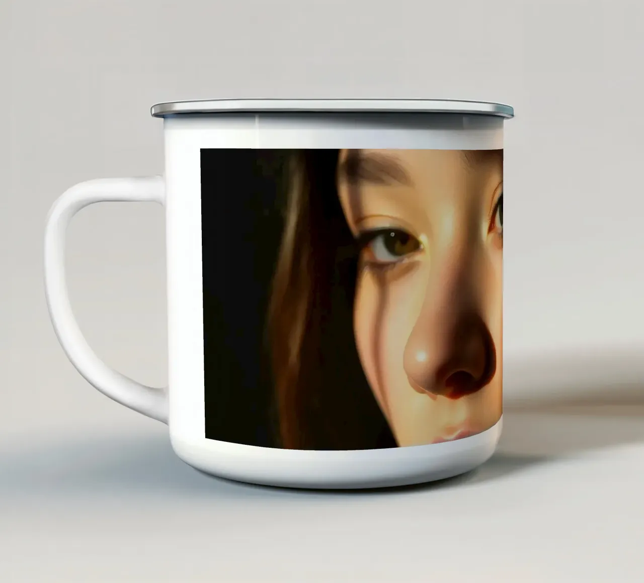 Giovane donna con bellezza naturale e luce soffusa tazza in smalto da DesignDoodle