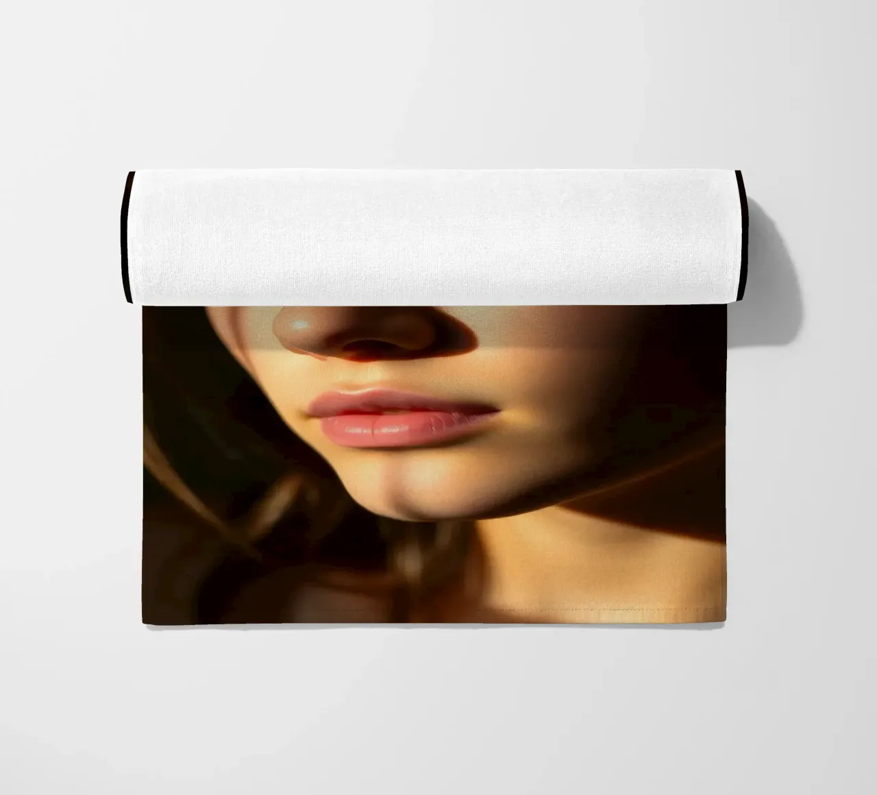 Giovane donna con bellezza naturale e luce soffusa telo mare da DesignDoodle
