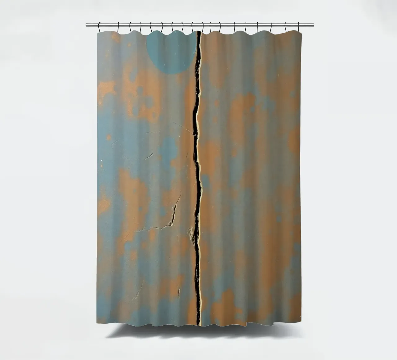 Rissige Oberfläche mit Abnutzungserscheinungen in einer gestrichenen Wand Duschvorhang von DesignDoodle