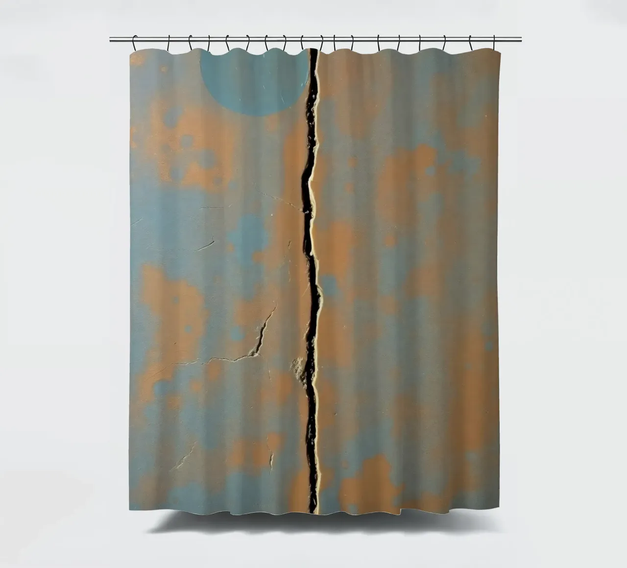 Rissige Oberfläche mit Abnutzungserscheinungen in einer gestrichenen Wand Duschvorhang von DesignDoodle