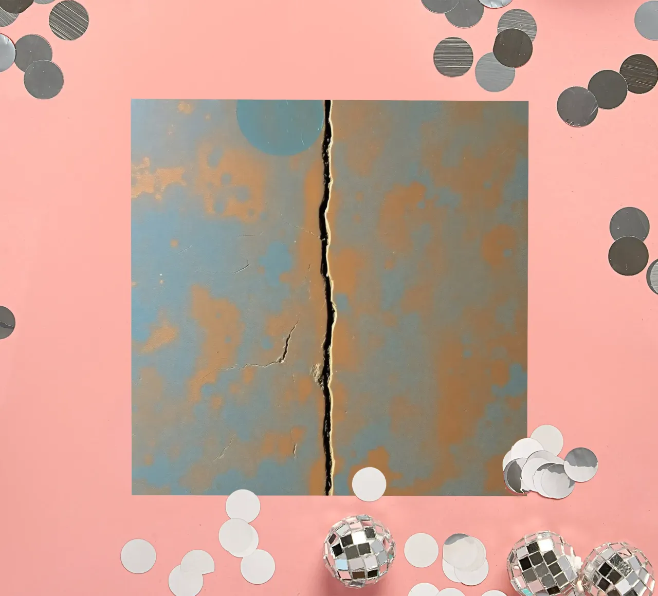 Surface fissurée montrant l'usure d'un mur peint autocollant de DesignDoodle
