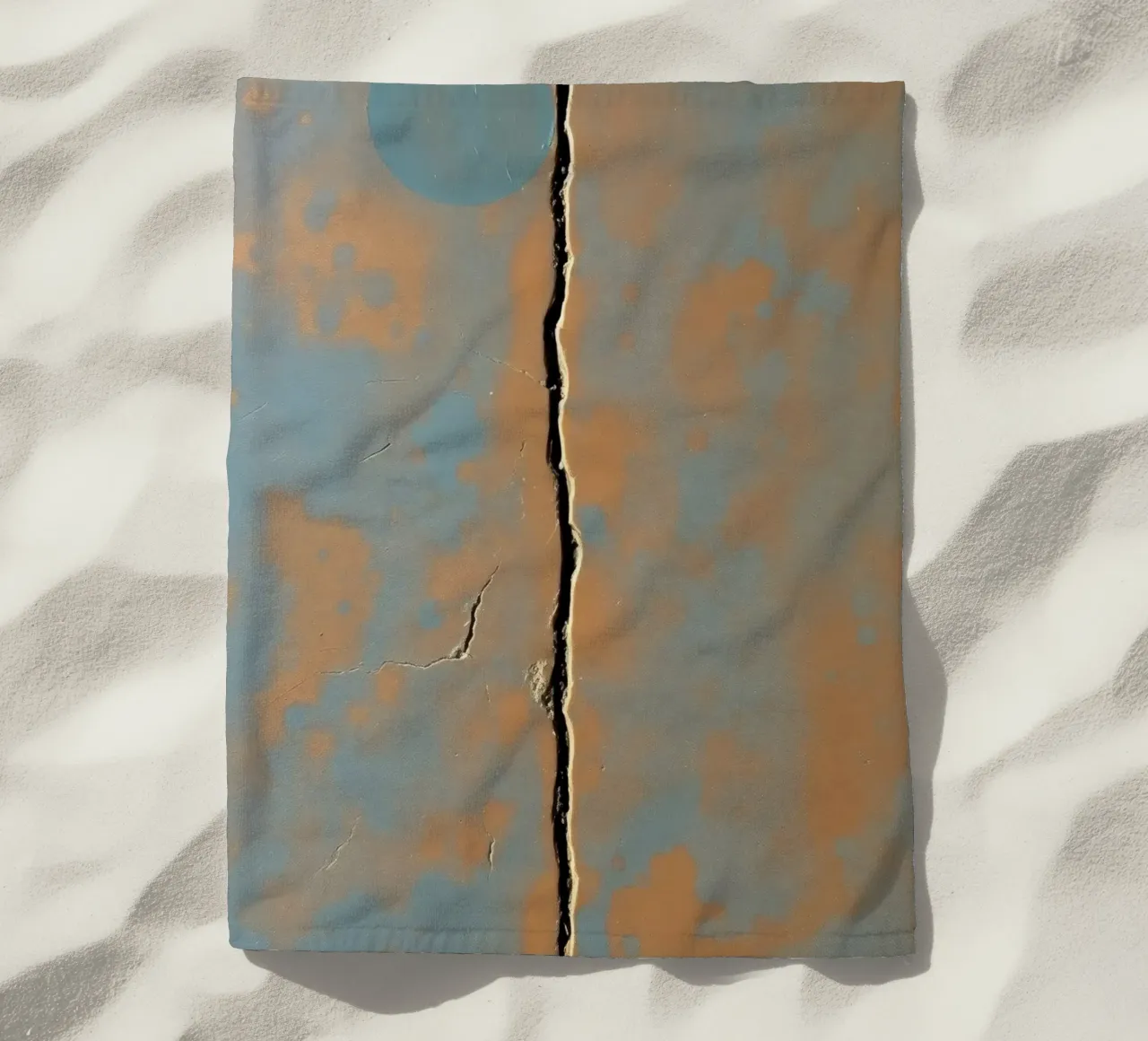 Surface fissurée montrant l'usure d'un mur peint serviette de plage de DesignDoodle