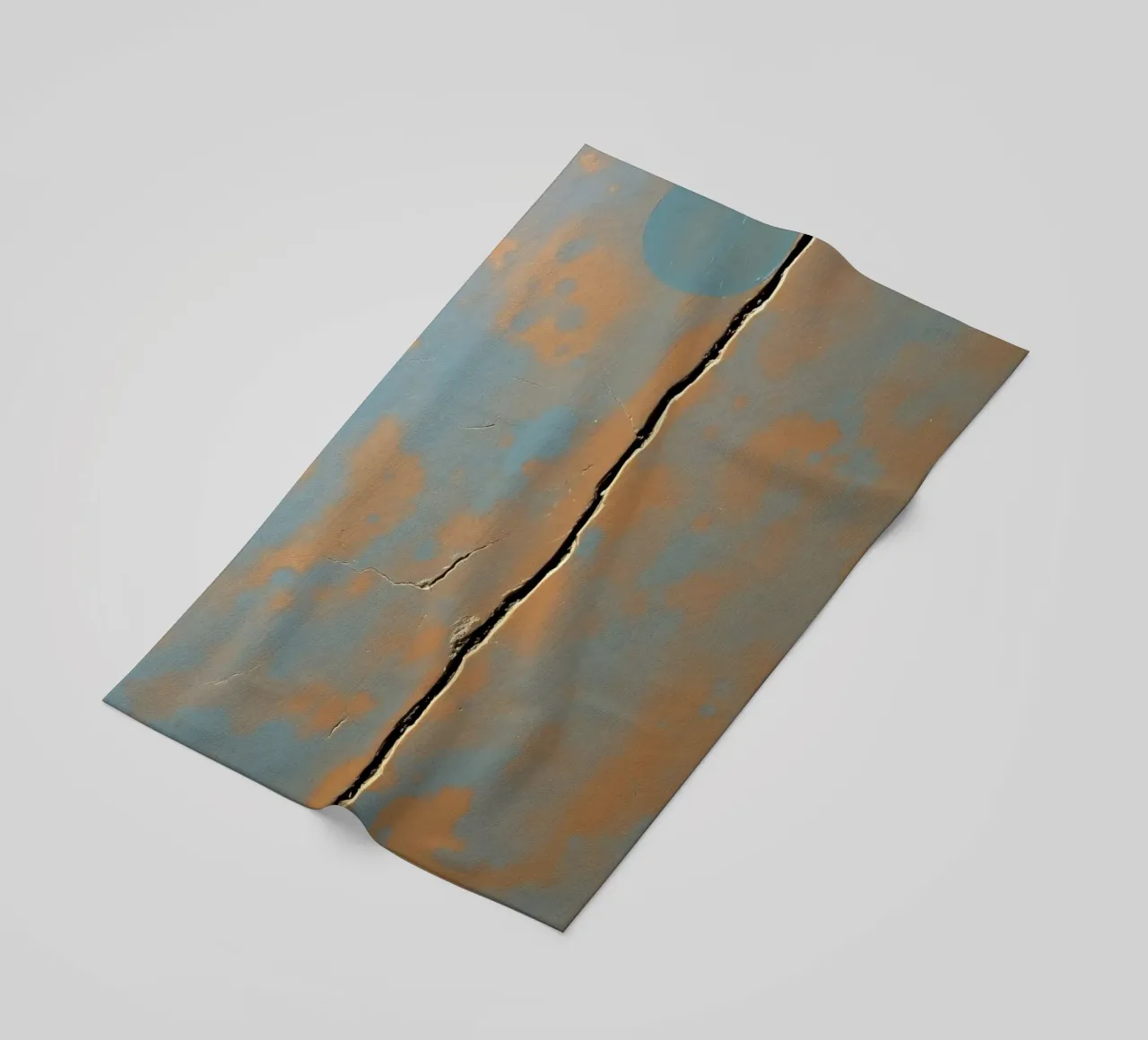 Surface fissurée montrant l'usure d'un mur peint serviette de plage de DesignDoodle