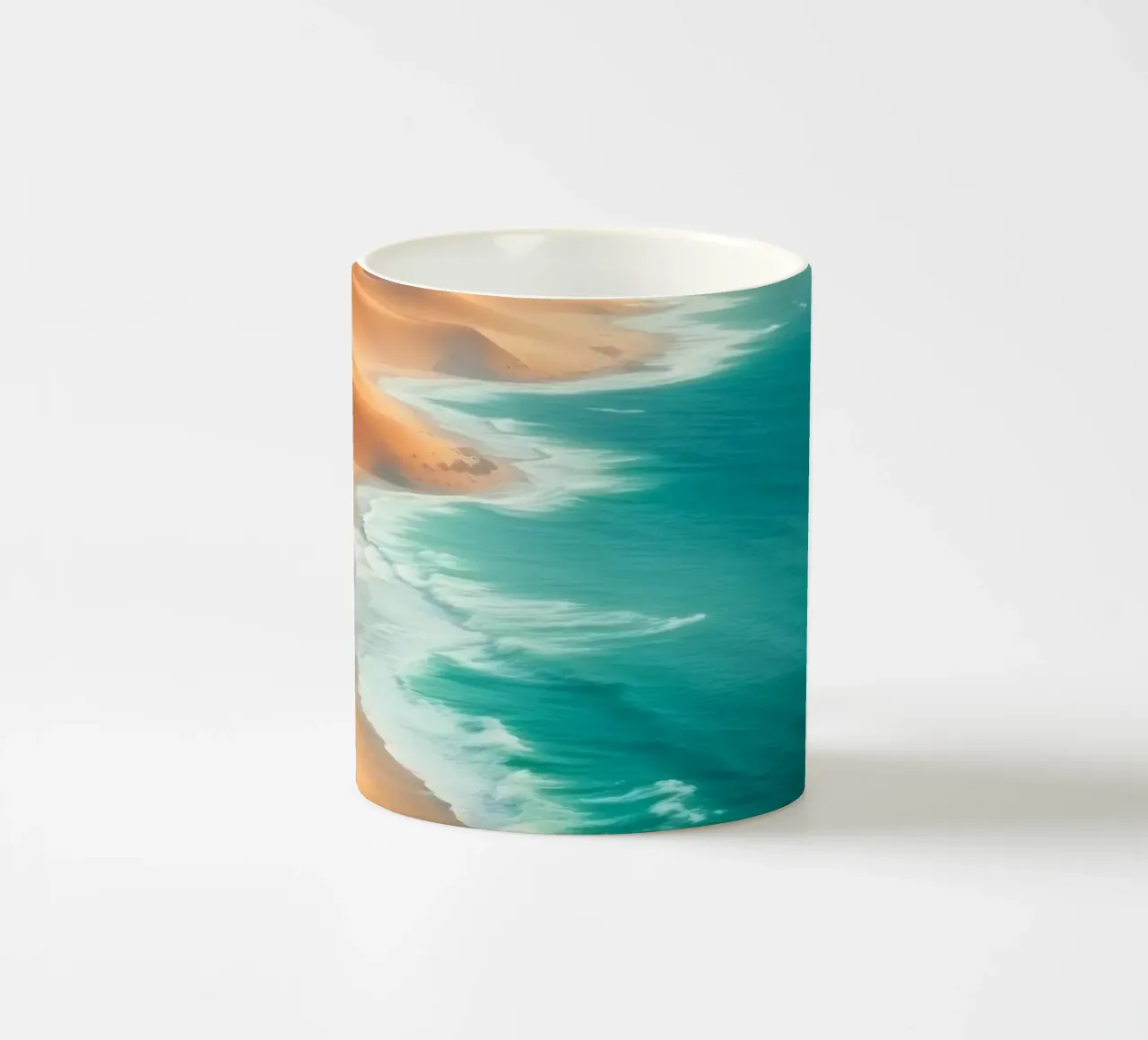 Le dune di sabbia del deserto incontrano l'oceano lungo un litorale mozzafiato tazza in ceramica da DesignDoodle