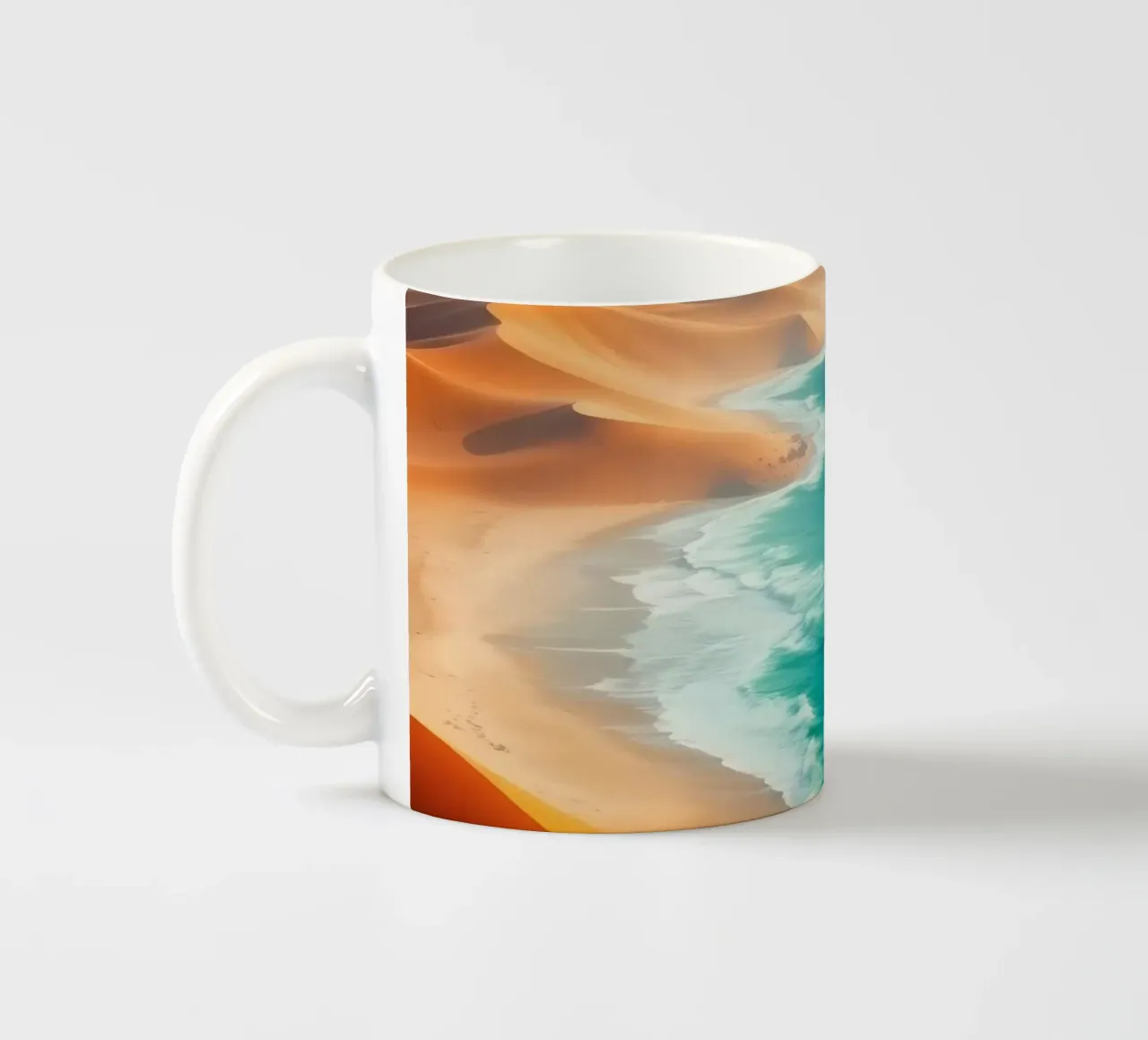 Le dune di sabbia del deserto incontrano l'oceano lungo un litorale mozzafiato tazza in ceramica da DesignDoodle