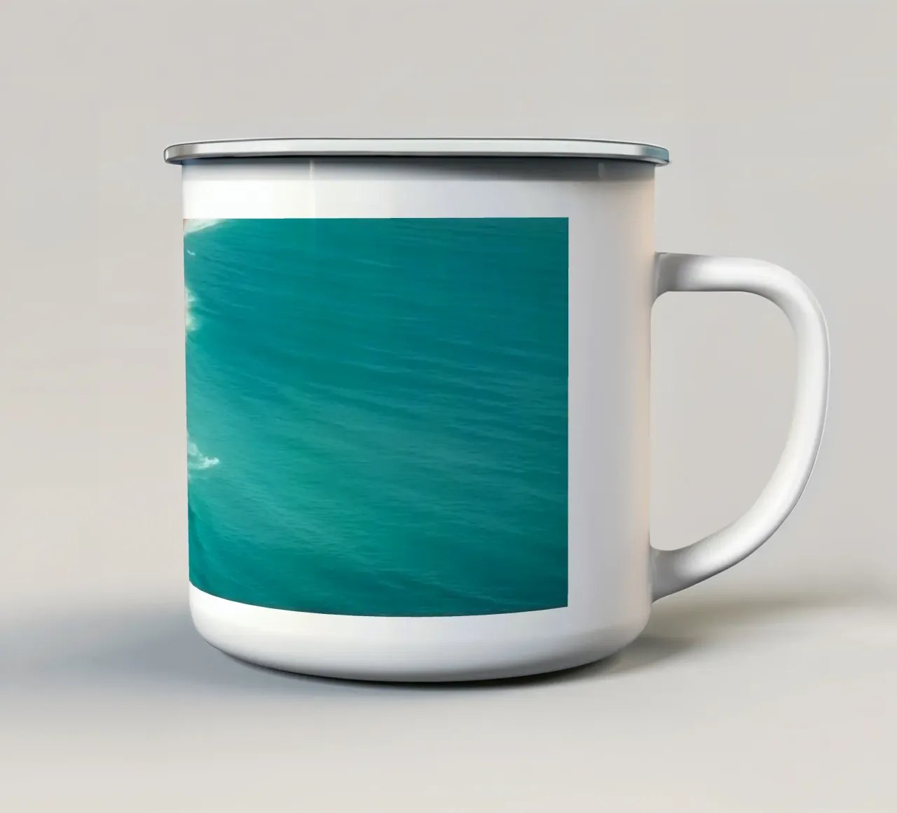 Le dune di sabbia del deserto incontrano l'oceano lungo un litorale mozzafiato tazza in smalto da DesignDoodle