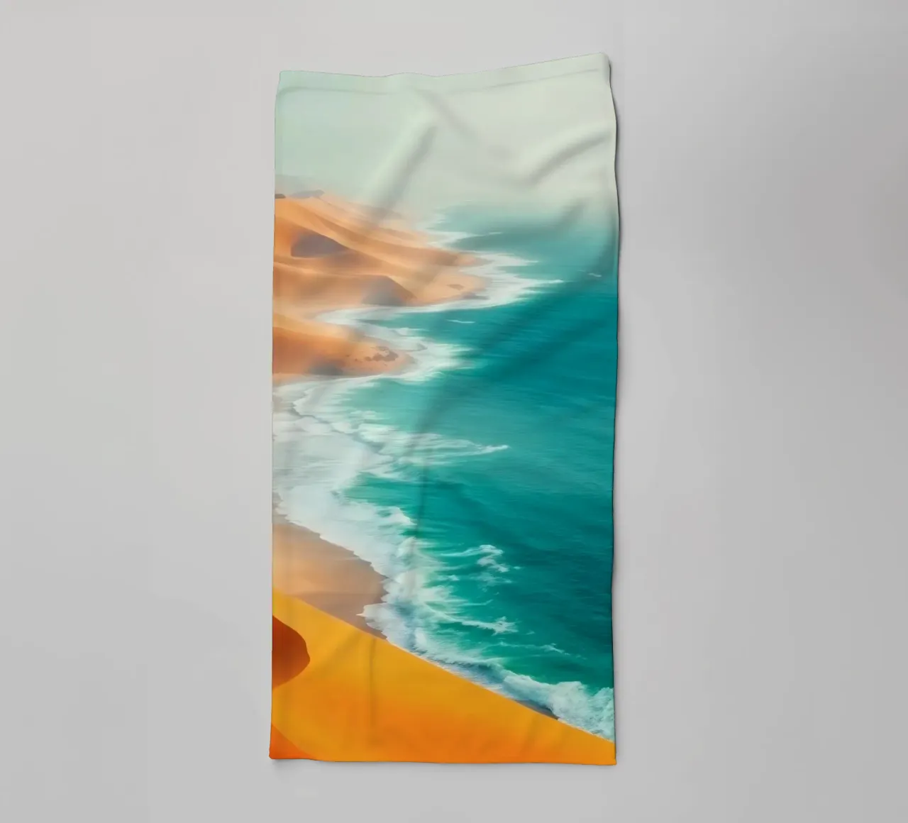 Le dune di sabbia del deserto incontrano l'oceano lungo un litorale mozzafiato asciugamano da bagno da DesignDoodle