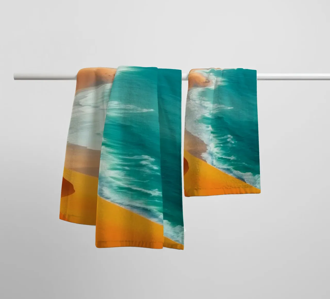Le dune di sabbia del deserto incontrano l'oceano lungo un litorale mozzafiato asciugamano da bagno da DesignDoodle