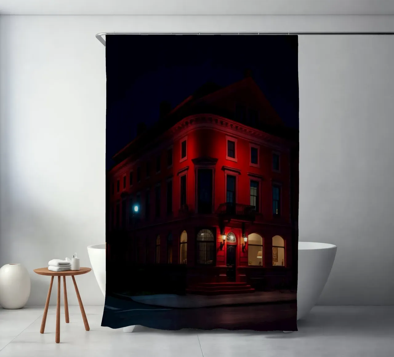 L'edificio storico illuminato di notte crea un'atmosfera suggestiva. tenda da doccia da DesignDoodle