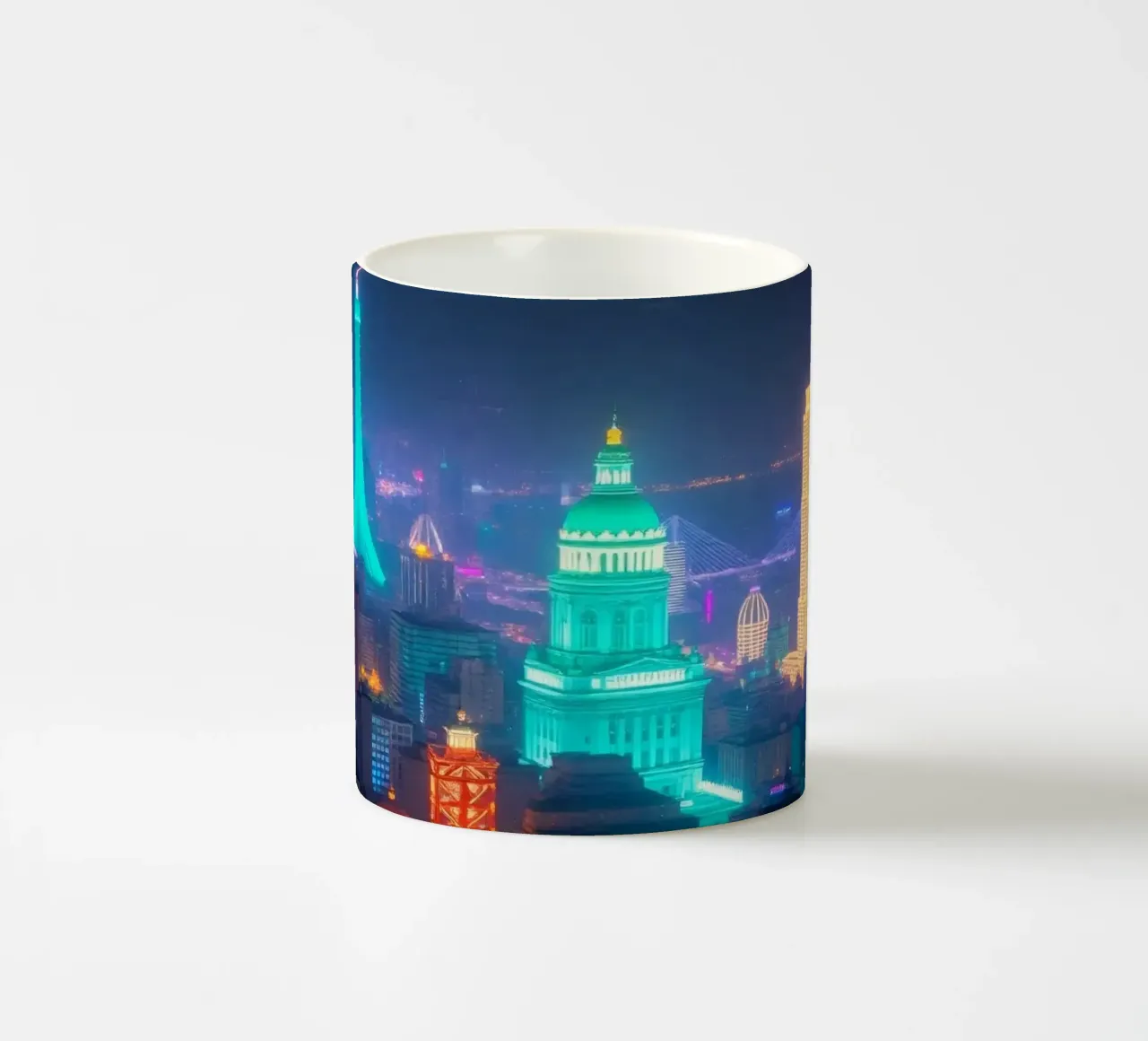Lo skyline della città si illumina di notte e mette in mostra l'architettura moderna. tazza in ceramica da DesignDoodle
