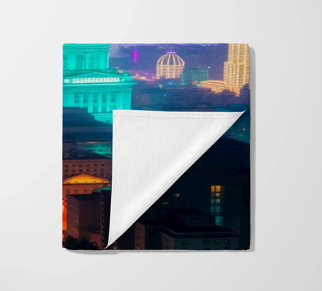 Lo skyline della città si illumina di notte e mette in mostra l'architettura moderna. telo mare da DesignDoodle