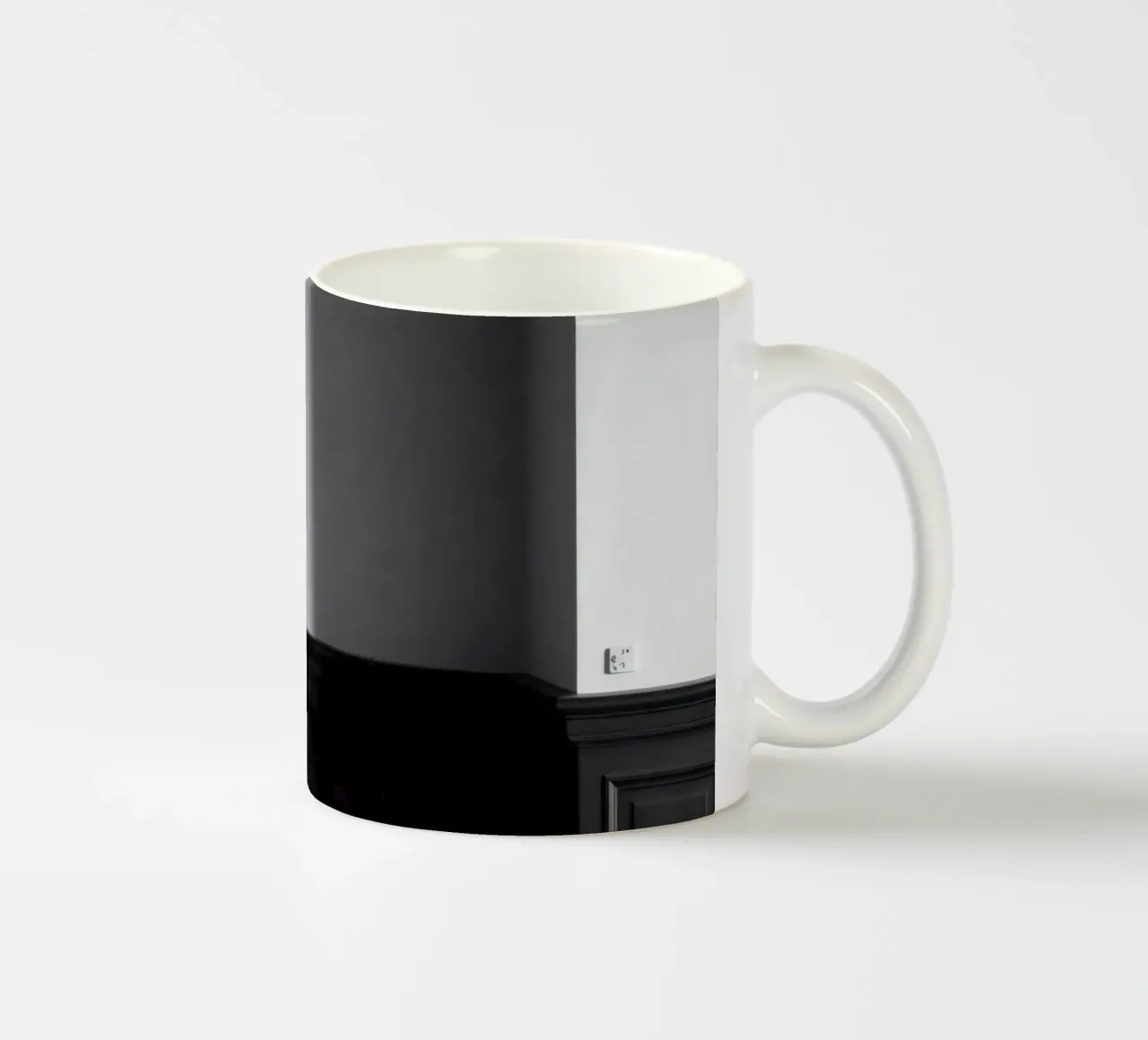 spazio interno con contrasto di luci e ombre tazza in ceramica da DesignDoodle
