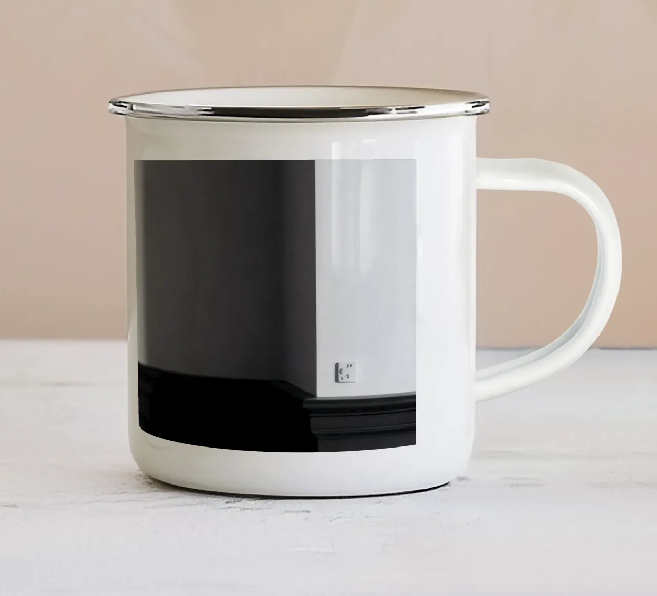 spazio interno con contrasto di luci e ombre tazza in smalto da DesignDoodle