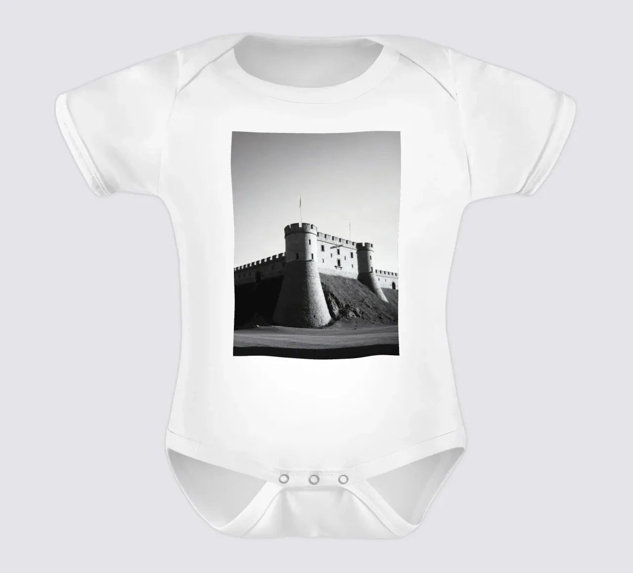 Lo storico castello in pietra si erge sulla cima di una collina sotto un cielo limpido body neonato maniche corte da DesignDoodle