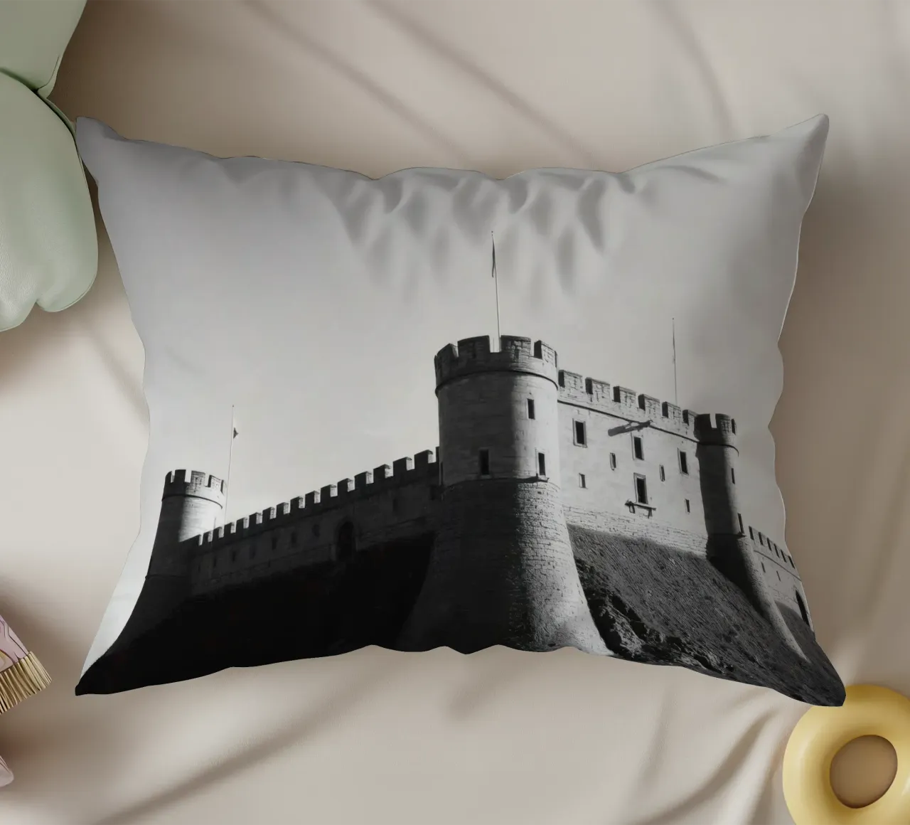 Lo storico castello in pietra si erge sulla cima di una collina sotto un cielo limpido cuscino da DesignDoodle