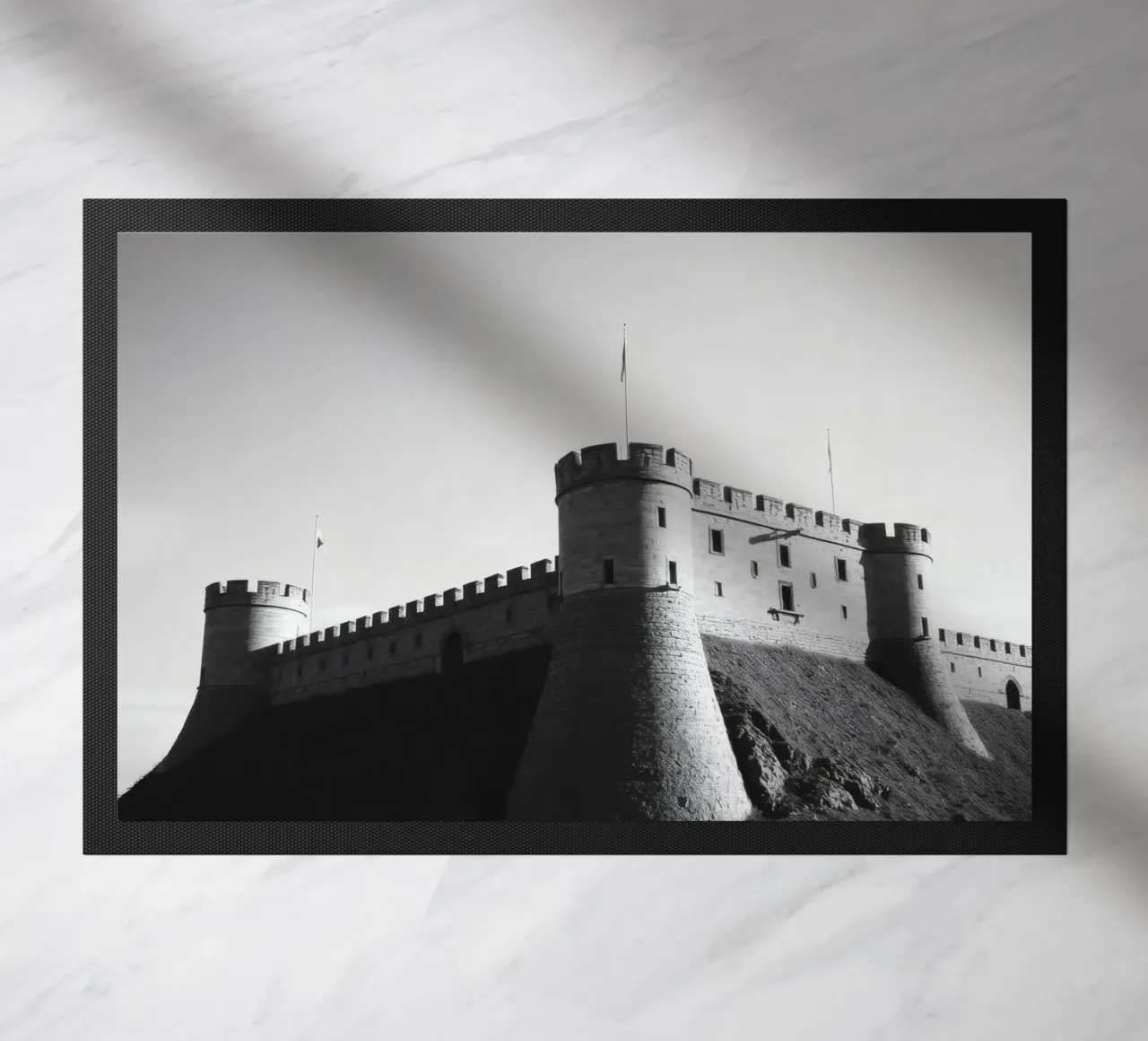 Lo storico castello in pietra si erge sulla cima di una collina sotto un cielo limpido zerbino da DesignDoodle
